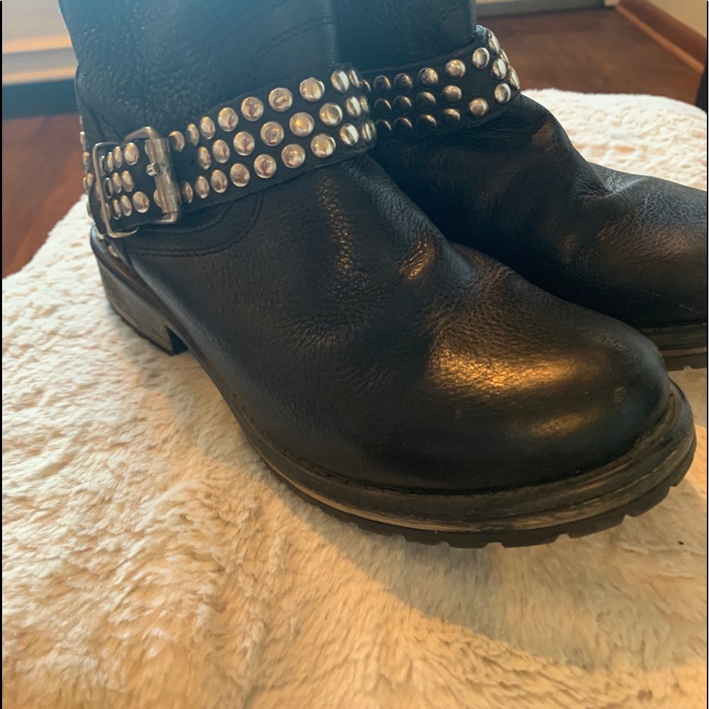 Boots - Picture 3 of 4